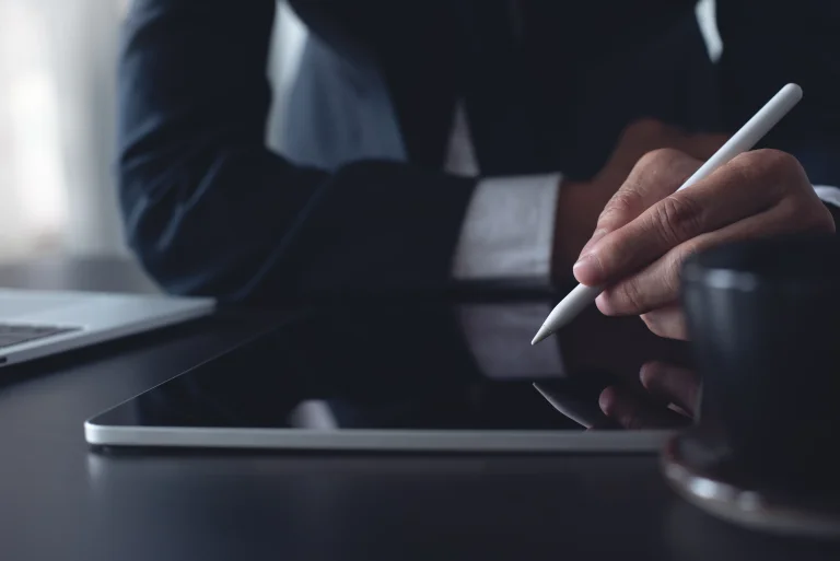 Ein Mann bei der digitalen Unterschrift eines Dokumentes auf einem Tablet