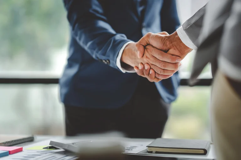 Ein Handshake symbolisch für transparente, faire Prozesse bei der LEGIAL