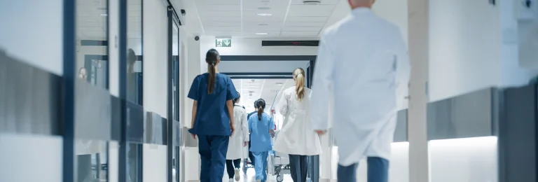Krankenhausgang mit Krankenhauspersonal, das nur von hinten zu sehen ist