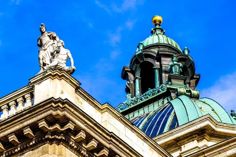 Das Dach eines klassizistischen Gebäudes symbolisch für ein Gerichtsgebäude