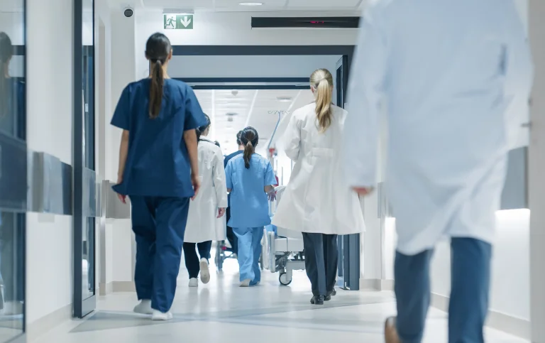Krankenhausgang mit Krankenhauspersonal, das nur von hinten zu sehen ist