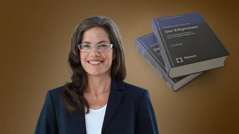 Rechtsanwältin Birte Anderson mit dem Buch Der Erbprozess im Hintergrund