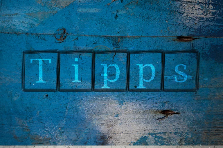 Blaue-Wand mit dem Wort Tipps