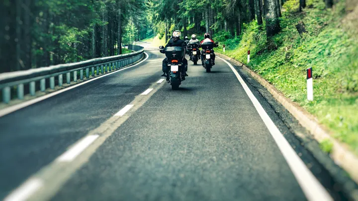 Motorradfahrer auf Landstraße
