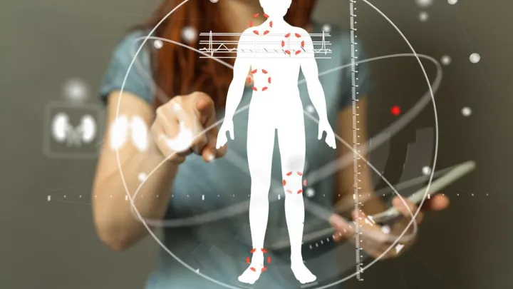 Mensch im Hintergrund der auf digitalisierten Körper zeigt